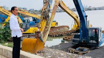 Diam-diam ke Waduk Pluit Usai Banjir, Jokowi: Ini Alat Enggak Jalan ya?