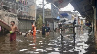 Anak Berenang Saat Banjir, Dokter Beri Tips Penanganan Gatal-gatal