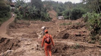 Kisah Warga Lebak Makan Umbi Saat Mengungsi di Hutan Usai Longsor Menerjang