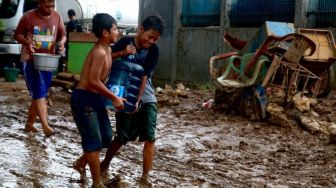 Korban Banjir Rawajati Bersihkan Lumpur 2 Hari: Nggak Kelar-kelar!