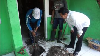 Tinjau Lantai Sekolah Bersuhu Panas, Wabup Sidoarjo Bongkar Keramik