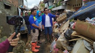 Eko Patrio Sambangi Korban Banjir di Kawasan Bidara Cina