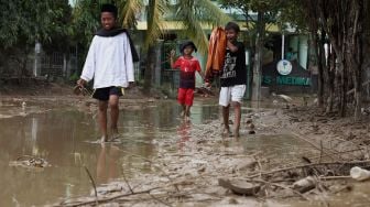 Perjuangan Warga Jatiasih Salat Jumat Ditengah Kepungan Lumpur