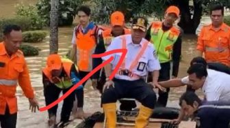 Klarifikasi Dirut KAI soal Video Duduk di Kursi Perahu saat Tinjau Banjir