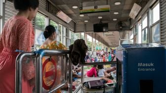 Warga mengungsi di Halte Transjakarta Jembatan Baru, Daan Mogot, Jakarta Barat, Jumat (03/01). [Suara.com/Alfian Winanto]