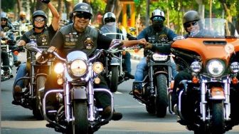 Komunitas Pengendara Harley Davidson Bantu Korban Banjir