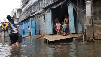 Suasana dan aktivitas warga kawasan Teluk Gong di Penjaringan, Jakarta Utara, yang masih terendam banjir pada Sabtu (4/1/2020). [Suara.com / Alfian Winanto]