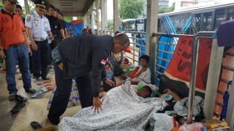 TransJakarta: Halte Bisa Digunakan Pengungsi Banjir jika Rumah Belum Bersih