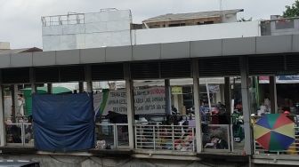 Pengungsi Banjir di Halte TransJakarta: Pak Anies Datang Dong, Bawa Kasur
