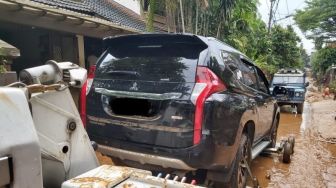 Evakuasi Mobil Terendam Banjir, Sudin Jakarta Selatan Siapkan Derek Gratis