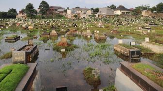 Begini Kondisi TPU Tanah Kusir yang Terendam Banjir