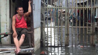 Aktivitas sebagian warga di kawasan Teluk Gong, Penjaringan, Jakarta Utara, yang masih terendam banjir pada Sabtu (4/1/2020). [Suara.com / Alfian Winanto]