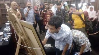 Gelar Pameran Tunggal, Pelukis Penyandang Disleksia Bawa Tema Perahu Pinisi