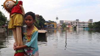 Suasana di kawasan Teluk Gong di Penjaringan, Jakarta Utara, yang masih terendam banjir pada Sabtu (4/1/2020). [Suara.com / Alfian Winanto]