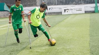 Pemain sepak bola Garuda INAF sedang berlatih di lapangan baru di Cilandak,  Jakarta Selatan, Sabtu (04/01).  [Suara.com/Alfian Winanto]