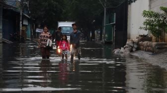 Aktivitas warga kawasan Teluk Gong di Penjaringan, Jakarta Utara, yang masih terendam banjir pada Sabtu (4/1/2020). [Suara.com / Alfian Winanto]