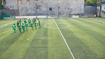 Tim sepak bola Garuda INAF yang beranggotakan penyandang disabilitas sedang berlatih di lapangan baru di Cilandak,  Jakarta Selatan, Sabtu (04/01).  [Suara.com/Alfian Winanto]