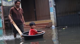 Aktivitas warga di kawasan Teluk Gong di Penjaringan, Jakarta Utara, yang masih terendam banjir pada Sabtu (4/1/2020). [Suara.com / Alfian Winanto]