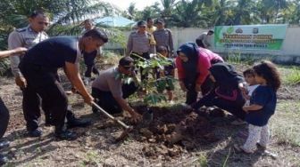 Polisi Tanam Pohon Dukung Lingkungan Hijau