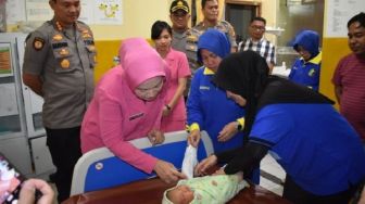 Cuma Modal Kardus, Bayi Dibuang Orang Tua di Halaman Warga di Pekanbaru