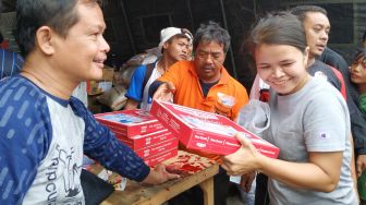 Warga Kampung Pulo Antre Bantuan 1.000 Loyang Pizza