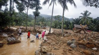 Kondisi Desa terdampak longsor dan banjir bandang di Desa Adat Urug, Kecamatan Sukajaya, Kabupaten Bogor, Jawa Barat, Sabtu (4/1). [ANTARA FOTO/Yulius Satria Wijaya]