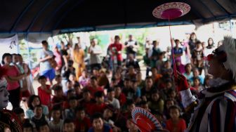 Sejumlah badut yang tergabung dalam komunitas Aku Badut Indonesia (ABI) menghibur anak-anak di pengungsian korban banjir Komplek IKPN Bintaro, Pesanggrahan, Jakarta Selatan, Minggu (5/1). [Suara.com/Angga Budhiyanto]