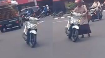 Viral Emak-emak Nekat Parkir di Tengah Jalan, Alasannya Picu Tanda Tanya