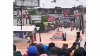 Dapat Tepuk Tangan Meriah, 3 Video Viral Angkot dan Mobil Terobos Banjir