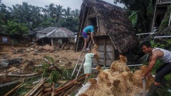 Kondisi Desa terdampak longsor dan banjir bandang di Desa Adat Urug, Kecamatan Sukajaya, Kabupaten Bogor, Jawa Barat, Sabtu (4/1). [ANTARA FOTO/Yulius Satria Wijaya]