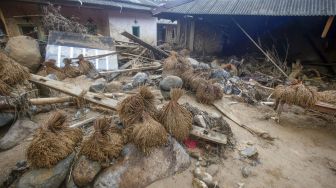 Kondisi Desa terdampak longsor dan banjir bandang di Desa Adat Urug, Kecamatan Sukajaya, Kabupaten Bogor, Jawa Barat, Sabtu (4/1). [ANTARA FOTO/Yulius Satria Wijaya]