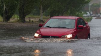 Supaya Gak Mogok di Jalan, Ini Cara Mengendarai Mobil Saat Menerobos Banjir