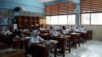 Sempat Terendam Banjir, Begini Hari Pertama Sekolah di SDN Pasar Baru 01