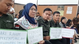 Pengunjuk Rasa Masuk ke Ruang Sidang Kasus Ikan Asin