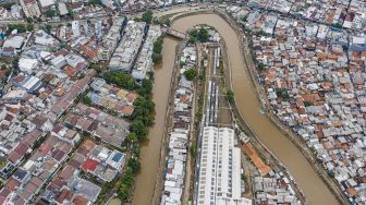 Habiskan Rp 400 Miliar, Pemprov DKI Keruk Lumpur di 13 Sungai