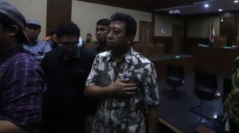 Terdakwa kasus suap jual beli jabatan di lingkungan Kementerian Agama Romahurmuziy meninggalkan ruangan usai menjalani sidang tuntutan di Pengadilan Tipikor Jakarta Pusat, Jakarta, Senin (6/1). [Suara.com/Angga Budhiyanto]

