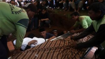 Suasana pemakaman aktris Chandra Ariati Dewi Irawan (Ria Irawan) di Tempat Pemakaman Umum (TPU) Tanah Kusir, Kebayoran Lama, Jakarta Seatan, Senin (6/1). [Suara.com/Angga Budhiyanto]