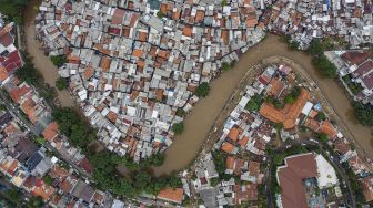 Foto udara suasana wilayah bantaran sungai Ciliwung di kawasan Bukit Duri, Jakarta, Minggu (5/1). [ANTARA FOTO/Muhammad Adimaja]