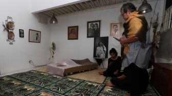 Jenazah aktris Ria Irawan berada di rumah duka di Jalan Anggrek Lestari Blok N, Lebak Bulus, Jakarta Selatan, Senin (6/1). [Suara.com/Angga Budhiyanto]