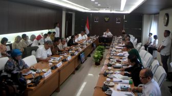 Suasana Rakor Tingkat Menteri (RTM) di Kantor Kemenko PMK, Jakarta, Senin (6/1). [Suara.com/Oke Atmaja]
