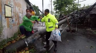 Diterpa Hujan dan Angin Kencang, Puluhan Tiang Listrik di Sidoarjo Tumbang