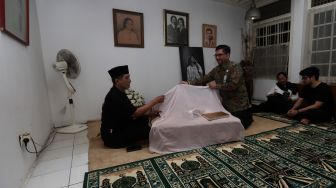 Jenazah aktris Ria Irawan berada di rumah duka di Jalan Anggrek Lestari Blok N, Lebak Bulus, Jakarta Selatan, Senin (6/1). [Suara.com/Angga Budhiyanto]