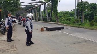 Jembatan Besi Rusak Akibat Banjir, Kendaraan Berat Dilarang Melintas