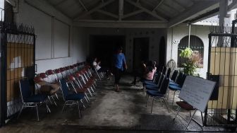 Suasana di rumah duka Almarhumah Ria Irawan di Jalan Anggrek Lestari Blok N, Lebak Bulus, Jakarta Selatan, Senin (6/1). [Suara.com/Angga Budhiyanto]