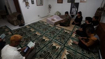 Jenazah aktris Ria Irawan berada di rumah duka di Jalan Anggrek Lestari Blok N, Lebak Bulus, Jakarta Selatan, Senin (6/1). [Suara.com/Angga Budhiyanto]