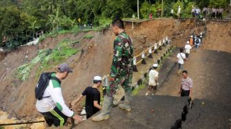 Terisolir, Helikopter Antar Bantuan ke Korban Banjir Bandang Lebak Gedong