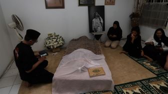 Jenazah Ria Irawan Tiba di Rumah Duka, Banyak Rekan Artis Ikut Melayat