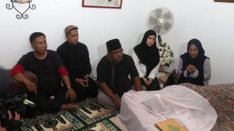 Irfan Hakim, Rano Karno dan Chacha Frederica saat melayat ke rumah duka almarhumah Chandra Ariati Dewi Irawan (Ria Irawan) di Jalan Anggrek Lestari Blok N, Lebak Bulus, Jakarta Selatan, Senin (6/1).[Suara.com/Angga Budhiyanto]
