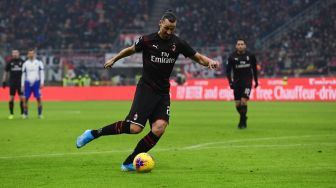 Striker AC Milan Zlatan Ibrahimovic menendang bola saat menghadapi Sampdoria, di San Siro, Milan, Italia, Senin (6/1). [Miguel MEDINA / AFP]
