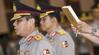 Pejabat baru Wakapolri Komjen Pol Gatot Eddy Pramono (kiri) mengucapkan sumpah jabatan saat Serah Terima Jabatan Wakil Kepala Polri (Wakapolri), di gedung Bareskrim, Mabes Polri Jakarta, Selasa (7/1). [ANTARA FOTO/Galih Pradipta]
